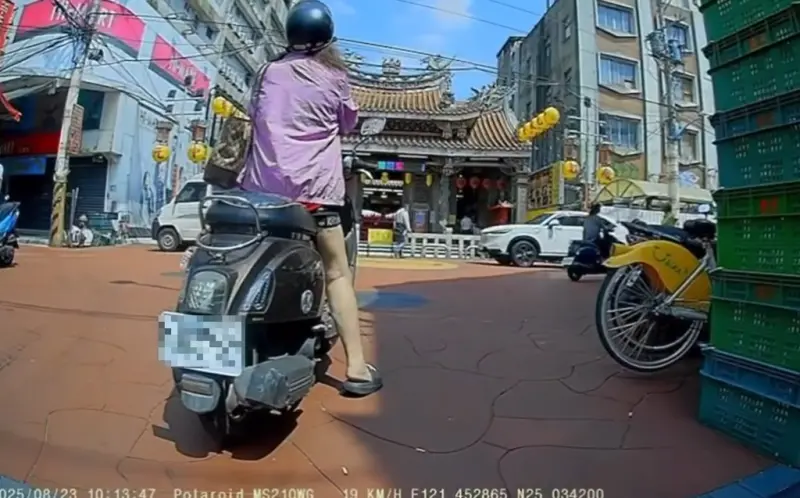 ▲近日新莊一位婦人騎車經過慈祐宮前時，竟直接急煞原地拜拜。（圖／翻攝爆料公社）