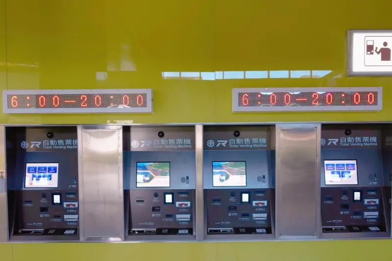 ▲台鐵自2021年起陸續於全台車站，設置多功能新式自動售票機，包含308台一般型跟124台身障型。（圖／交通部）