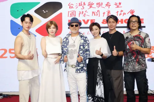 ▲王瞳（右3）日前出席慈善晚會，為受虐兒開唱。右起為阿修羅、黃少谷，左起為于浩威、孟慶而和班鐵翔。（圖／台灣愛與希望國際關懷協會提供）