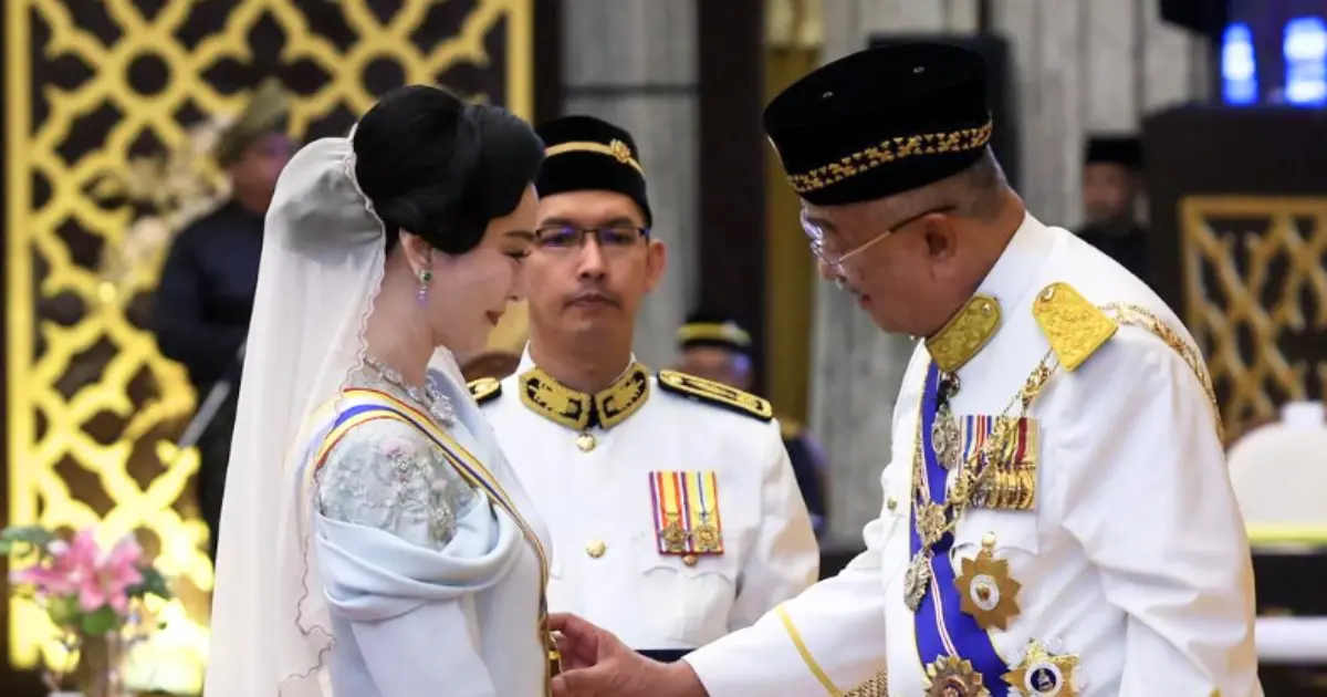 ▲中國女星范冰冰身穿馬來傳統服飾，頭戴長紗頭巾，在馬六甲州政府行政中心大禮堂接受州元首莫哈末阿里冊封拿督榮銜。（圖／翻攝自馬通社）