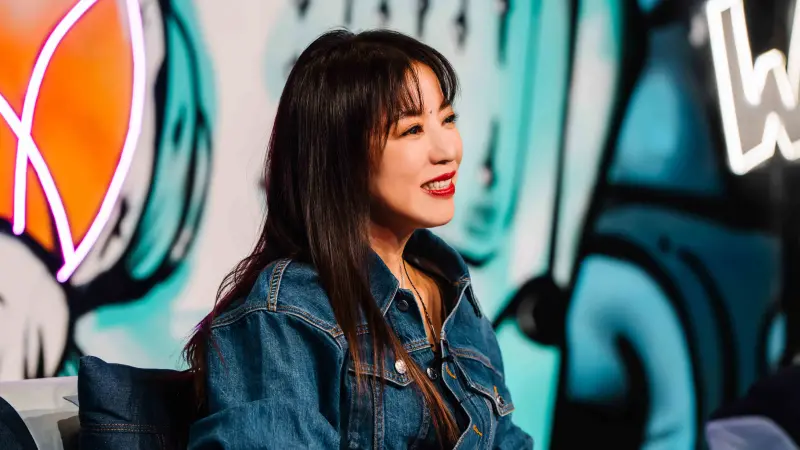 ▲《大學聲 Young Voice》第20集「社會大學踢館賽」重磅登場，駐唱歌手、網路紅人齊聚，火藥味濃厚，導師之一的丁噹（如圖）現場清唱〈我愛他〉引爆回憶殺、一名守門員展現反差魅力被持修大讚「很騷」、更有神級老師級踢館者震撼全場。（圖／踢帕娛樂提供）