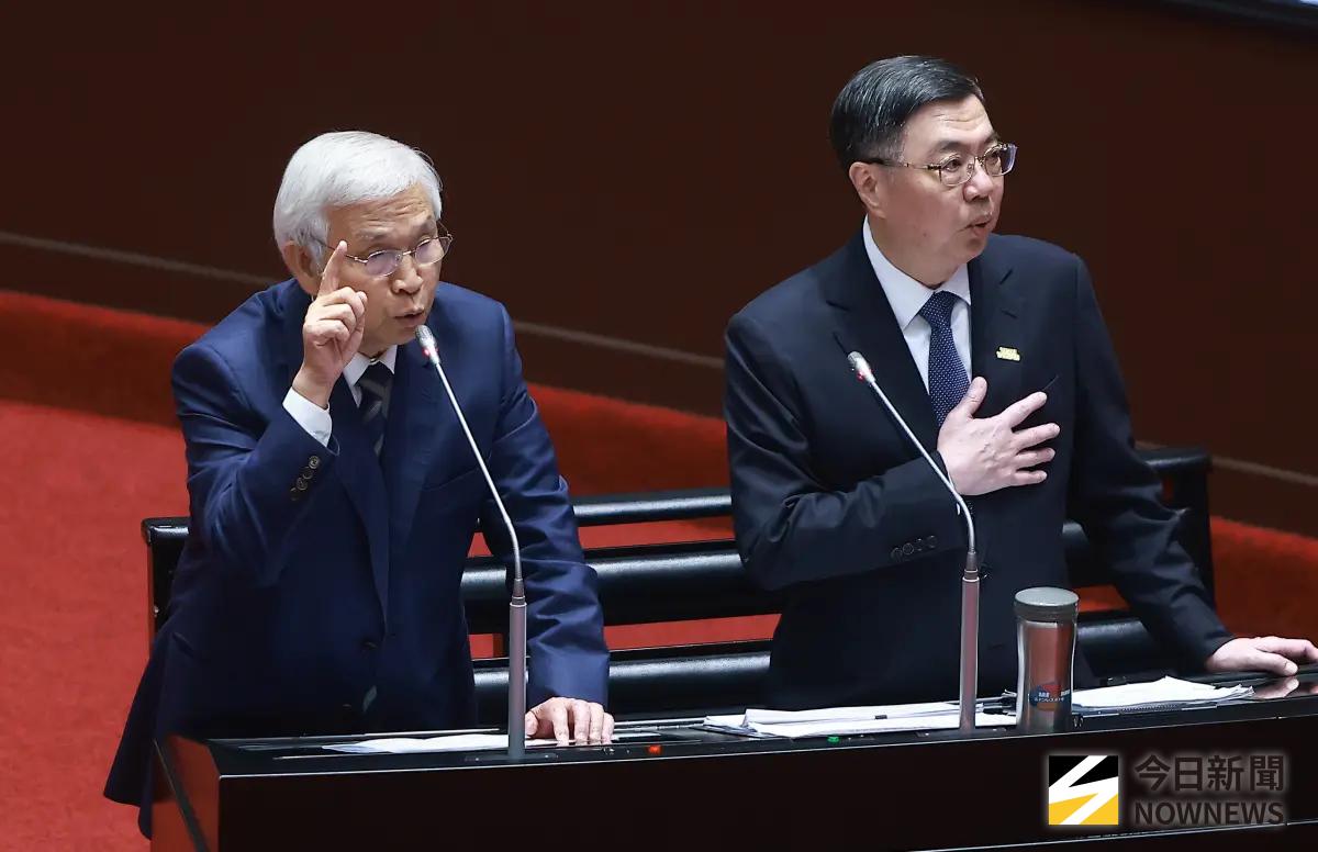 ▲行政院院長卓榮泰（右）、央行行長楊金龍（左）就台美關稅相關進程進行報告並備詢。（圖／記者葉政勳攝 ,2025.08.25）