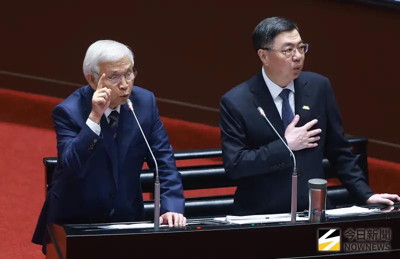 ▲行政院院長卓榮泰（右）、央行行長楊金龍（左）就台美關稅相關進程進行報告並備詢。（圖／記者葉政勳攝 ,2025.08.25）