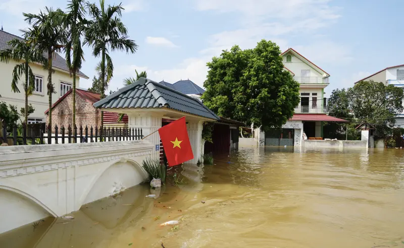 ▲越南今年第5個颱風「劍魚」（Typhoon Kajiki），於今（25 日）下午登陸清化省（Thanh Hoa）與義安省（Nghe An）一帶。圖為淹水的越南城鎮。（圖／美聯社／達志影像）