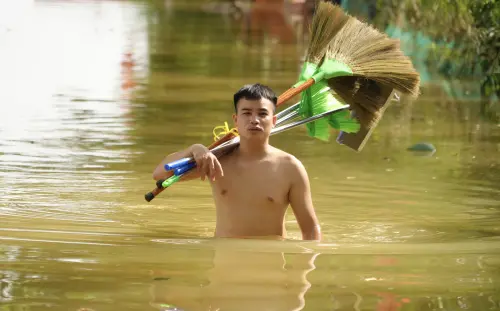 ▲氣象部門警告後續恐出現暴雨、淹水與土石流等災情，呼籲民眾嚴加防範。圖為民眾在淹水時出門。（圖／美聯社／達志影像）