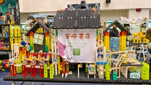 ▲ 岡山區前峰國小「登峰造紙隊」在2025世界機關王大賽世界賽勇奪銀獎與銅獎；銀獎作品以「環保造紙小鎮」概念設計挑戰關卡。（圖／高市府教育局提供）