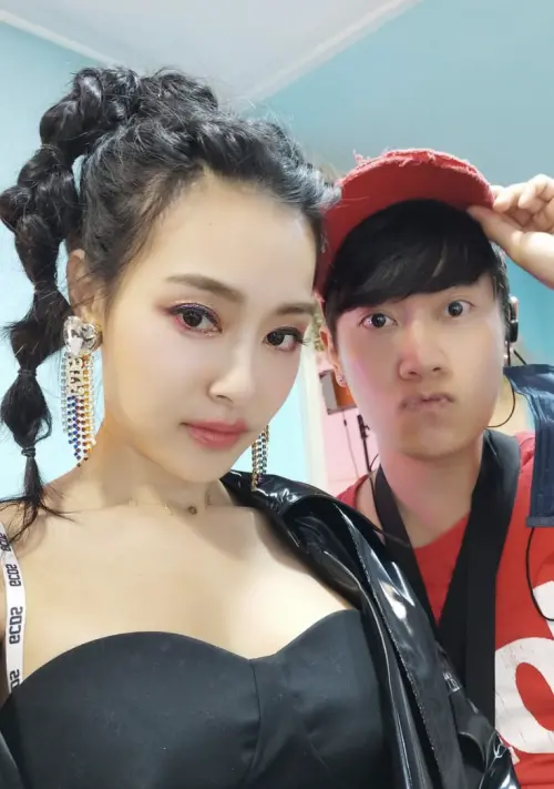 ▲王思佳（左）化妝師好友吳阿志過世。（圖／翻攝自IG@pinksophia0818）