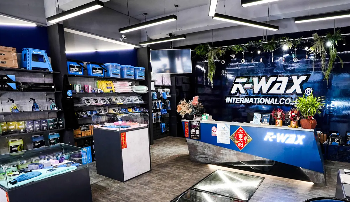 ▲九月電商賽道火熱開跑，K-WAX以靈活的線上行銷手法，結合線下實體店面服務，緊抓住台灣車主的目光。（圖／K-WAX官網提供）