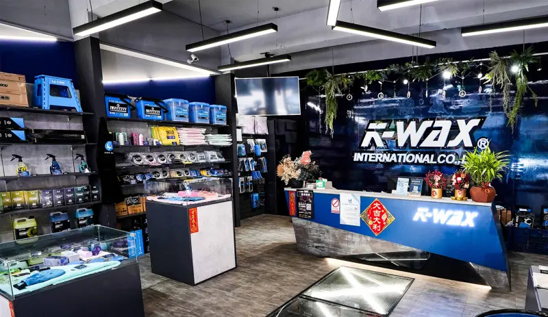 ▲九月電商賽道火熱開跑，K-WAX以靈活的線上行銷手法，結合線下實體店面服務，緊抓住台灣車主的目光。（圖／K-WAX官網提供）