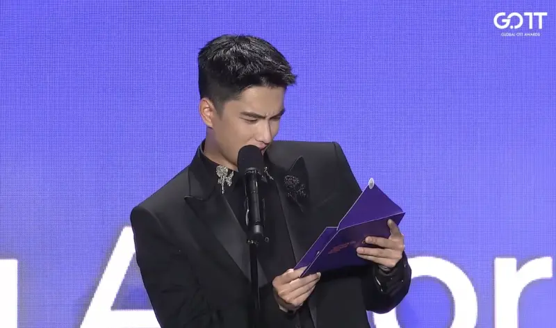 ▲曾敬驊到釜山擔任OTT大獎頒獎人，卻因頒獎信封上沒寫人名，讓他看不懂用意，在台上露出驚慌皺眉的表情，可愛反應全被直播出去，讓韓國網友也笑翻。（圖／국제스트리밍페스티벌YouTube）
