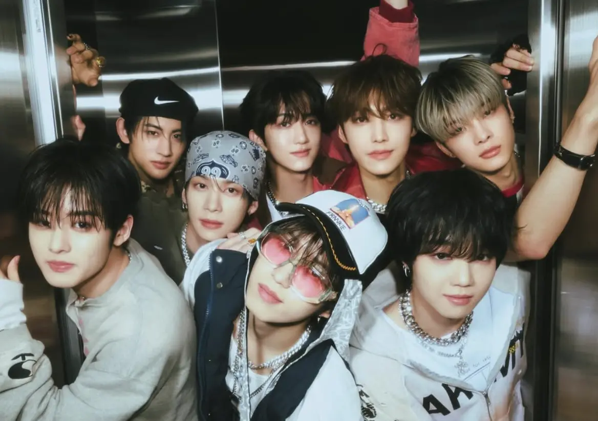 ▲男團YOUNITE成員恩湖（右下）近日參加活動時，被女粉絲摟肩膀強吻，雖然他已經快速躲開，不過相關畫面曝光後還是掀起許多粉絲怒火。（圖／MBN News YouTube）