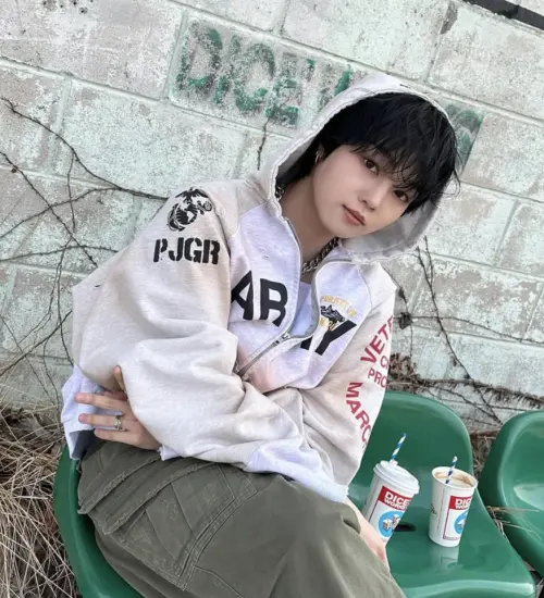 ▲恩湖在被強吻的當下快速躲過了。（圖／@younite_bnm IG）