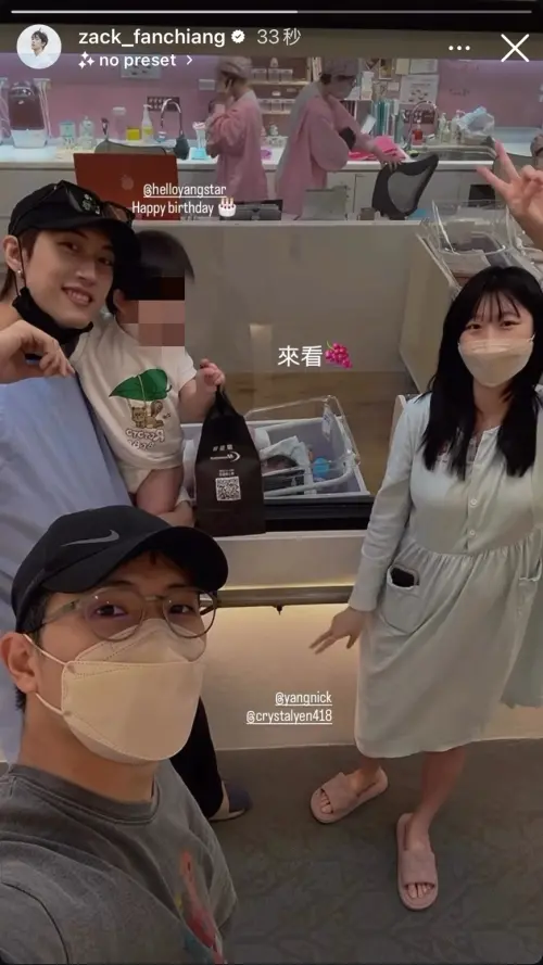 ▲范姜彥豐（後排左）前去探望好友旻柔中（右）及其伴侶楊孟霖，身邊不見粿粿、粿醬。（圖／翻攝自范姜彥豐IG@zack_fanchiang）