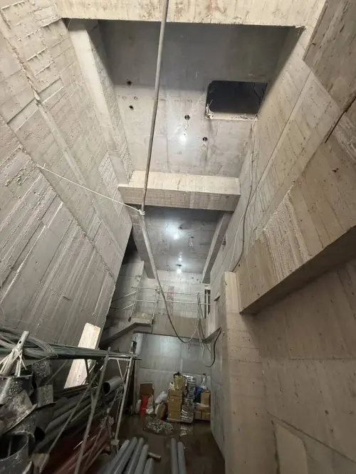 快訊／驚險！中和外籍工人10樓踩空墜落　電纜纏住險墜地
