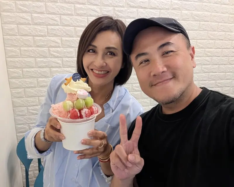 ▲立委邱議瑩（左）不忘對選民承諾，昨日低調前往一間冰店。（圖／翻攝自threads）