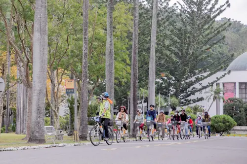 ▲霧峰觀光大使陳永進老師為單車客深度導覽立法院議政園區。(圖/參山處提供)