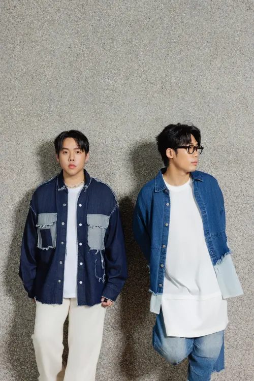 ▲Theseus忒修斯在專輯核心歌曲《凡勢》裡，主創翔煜（右）想傳達「自己是陪伴自己到最後的人」的概念，因此MV劇情以現今與昔日對望為核心，提醒大家回望過去，其實並不孤單。（抓馬文化提供）