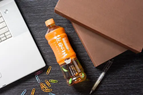 ▲不管是忙碌的辦公室備一瓶，還是炎熱的夏天消消暑，各種場景都合適半熟金萱的魅力。（圖／NOWNEWS攝）