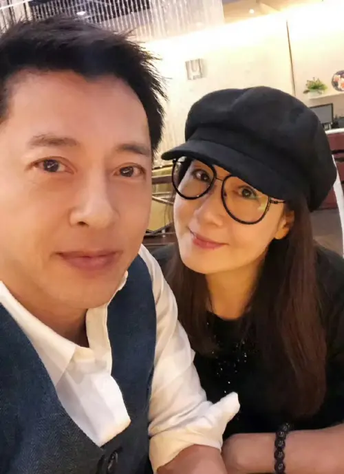 ▲呂頌賢日前因病住院一度，在老婆麥景婷陪同及醫院治療下脫離險境。（圖／翻攝自呂頌賢微博）