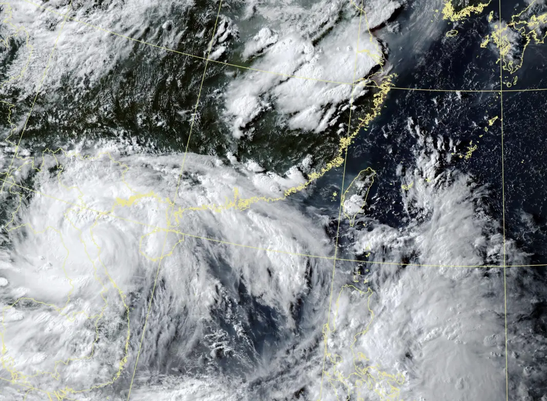 ▲氣象署表示，近期西半部容易有高溫，中南部、各地山區也容易出現午後雷陣雨，菲律賓東方的熱帶擾動，週四有機會增強為熱帶性低氣壓或「藍湖颱風」。（圖／中央氣象署cwa.gov.tw）