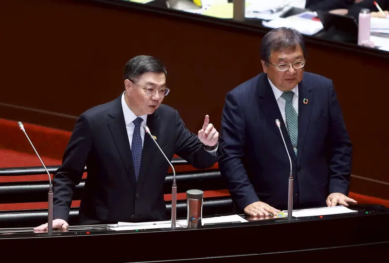 ▲衛福部長邱泰源備詢時表示自己沒有被逼著寫辭職信，「沒這回事」。（圖／記者葉政勳攝，2025.08.25）