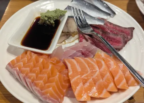 ▲饗食天堂下午茶平日只要808元，就可以爽吃鮭魚生魚片吃到飽，還有其他多樣菜色可以吃，與其吃迴轉壽司店不如去吃饗食天堂吃到飽！（圖/饗食天堂信義店Google評價）