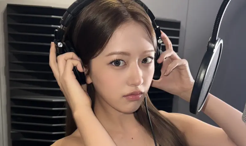 ▲女團IVE成員安兪真（如圖）近日挑戰高難度歌曲〈GOLDEN〉引發熱議，部分網友質疑修音太多。羅PD也暖心發聲力挺，直言酸評太煩；鄭在炯更盛讚她的專注態度與性格，認為相當難能可貴。（圖／翻攝自安兪真IG@_yujin_an）