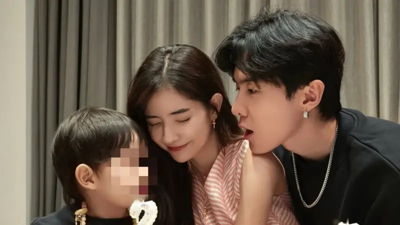 ▲唐禹哲（右）小13歲嫩妻蘇小軒（中）今（25）日生日，首度曬出全家福，4歲兒子正面照首次曝光，小朋友五官清秀被粉絲大讚「小小男神」，不少網友也驚呼：「一家人顏值都超高！」（圖／翻攝自蘇小軒IG@xiaoxuansu）