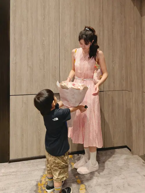 ▲唐禹哲的小兒子（左）將生日花束送給他的小13歲嫩妻蘇小軒（右）。（圖／翻攝自蘇小軒IG@xiaoxuansu）