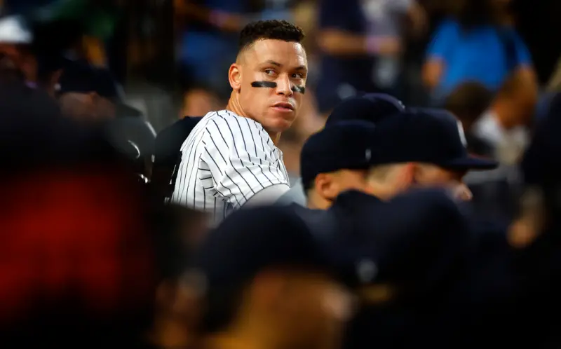 ▲齊森姆回到休息區時，洋基球星「法官」賈吉（Aaron Judge）為他送上大大擁抱，前者也忍不住淚水，這一幕背後有著動人故事。（圖／美聯社／達志影像