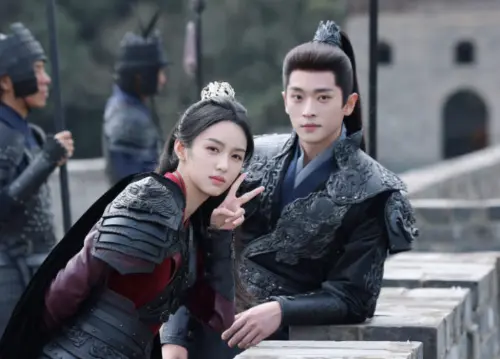 ▲周也（左）和丞磊在劇中CP感滿滿。（圖／翻攝自微博@周也）