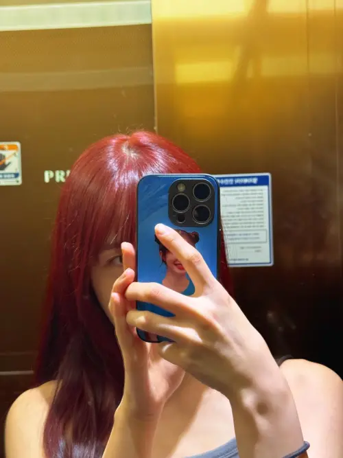 ▲李多慧在Threads上搶先公開將頭髮染成紅色的照片。（圖／翻攝自李多慧Threads@le_dahye）