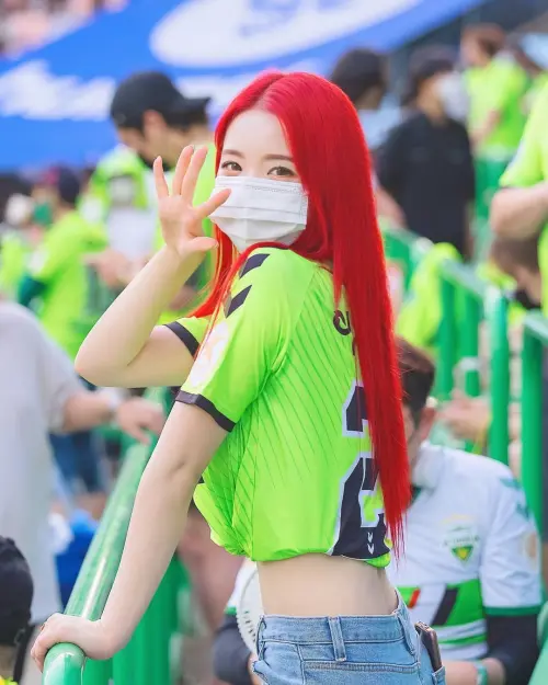 ▲李多慧重現紅髮造型，讓不少台、韓粉絲驚呼：「夢回2021！」（圖／翻攝自李多慧IG@le_dahye）