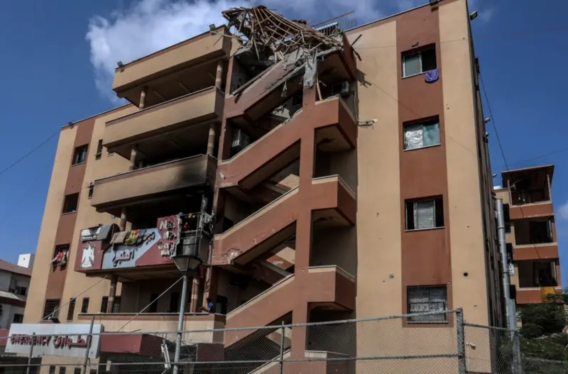    ▲25日遭以色列2度空襲的加薩納瑟醫院。（圖／美聯社／達志影像）  