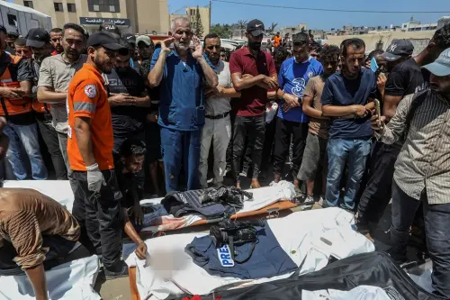 ▲加薩民眾哀悼被炸死的記者們。（圖／美聯社／達志影像）