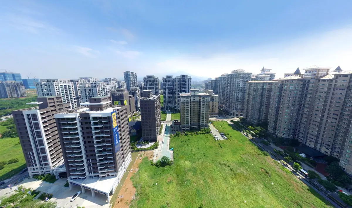 ▲有民眾詢問，在信義區工作、買淡水房子通勤可行嗎？有部分網友認為可以，也有其他人覺得可以改買其他地方。圖為淡海新市鎮。（示意圖／591新建案提供）