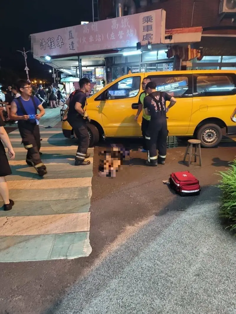 ▲屏東東港昨天（25號）一名計程車司機下車疑忘拉手剎車，肉身阻擋遭輾斃。（圖／翻攝畫面）