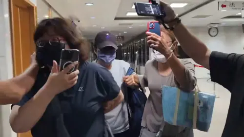 ▲周台英一走出法警室，親友團立刻護衛阻擋媒體採訪還嗆告強制罪。（圖／翻攝畫面）