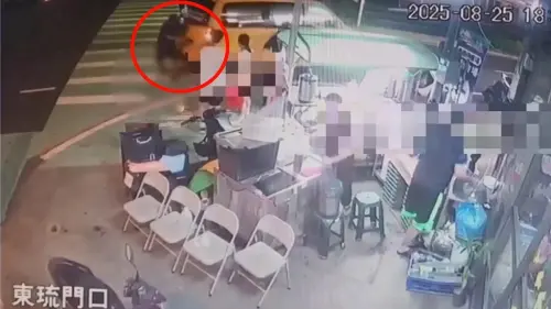 ▲屏東東港昨天（25號）一名計程車司機下車疑忘拉手剎車，肉身阻擋遭輾斃。（圖／翻攝畫面）