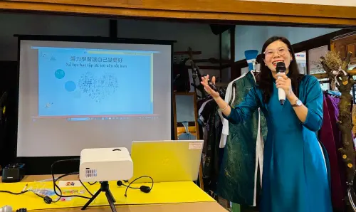 ▲講師范氏伶鼓勵新住民不斷地學習與進步，追求更好的自我。（圖／移民署）