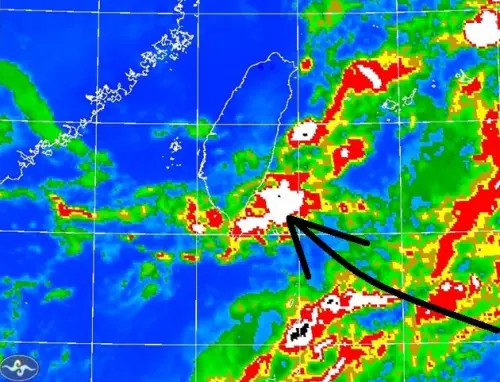 天氣／東南風「潮濕空氣」殺到！鄭明典示警：今午後雷雨威力加大
