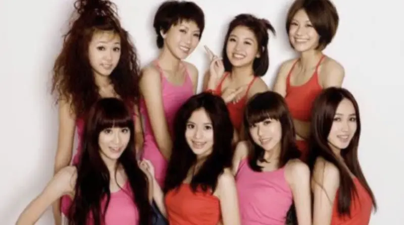 ▲偶像團體「黑Girl」（如圖）2005年出道，九妞妞風靡一時，如今20年過去，小薰、丫頭曾表態合體可能性，小薰表示「我覺得行，但衣服很難找，要找蓬蓬裙。」但丫頭則直呼，「我們應該是最難合體的女團了，其實成為回憶也好。」（圖／翻攝自微博）