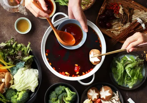 ▲養心茶樓松江店也有「包廂6688起方案」優惠，「六六大順（6人桌菜）方案」售價6600元起，加人每位600元+10%（最多10位）。（圖／養心茶樓提供）