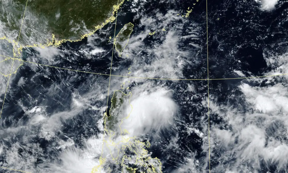 ▲菲律賓東方海面有熱帶擾動發展，本週有機會增強為藍湖颱風，台灣則要注意午後大雷雨肆虐，中南部可能出現冰雹。（圖／中央氣象署cwa.gov.tw）