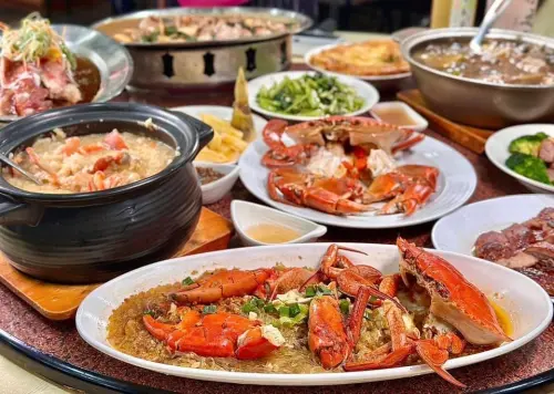 ▲大祥螃蟹季料理，有肉質肥美黃多油滿的沙公、沙母，加上招牌燒鵝及螃蟹砂鍋粥，一整桌鮮味爆表。（圖／阿祥師提供）