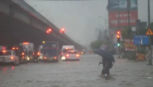 ▲劍魚颱風直撲越南，官方證實至少造成一人死亡，另有八人受傷。（圖／翻攝自越南快訊）