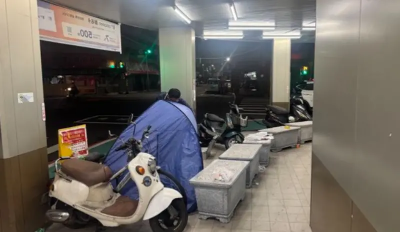 ▲昨天（25號）嘉義一名男子來到高雄訪友，沒想到坐在超商外石盆上，剛打完哈欠就突然死亡。（圖／翻攝畫面）