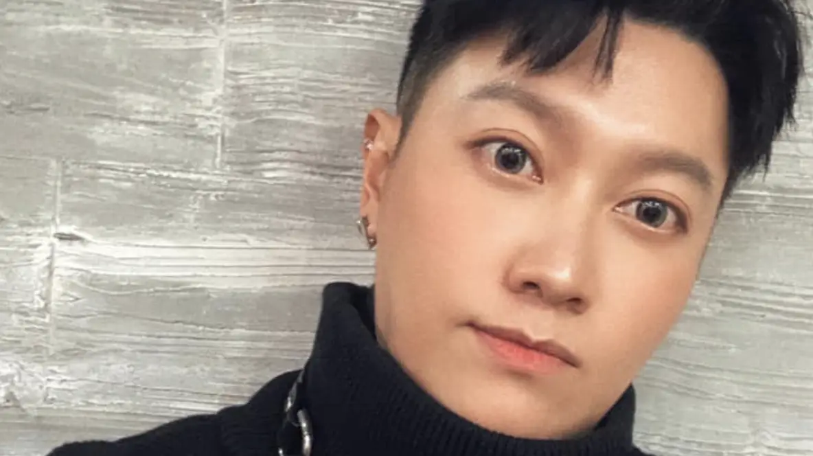 ▲知名彩妝師吳阿志（吳志竑；如圖）昨（25）日傳出過世消息，事後其親哥哥證實他死因為心肺衰竭，「我們將依志竑的遺願，把他帶回台南樹葬⋯⋯」並公布告別式及樹葬將於台北、台南2地分別舉行。（圖／翻攝自無阿志臉書）