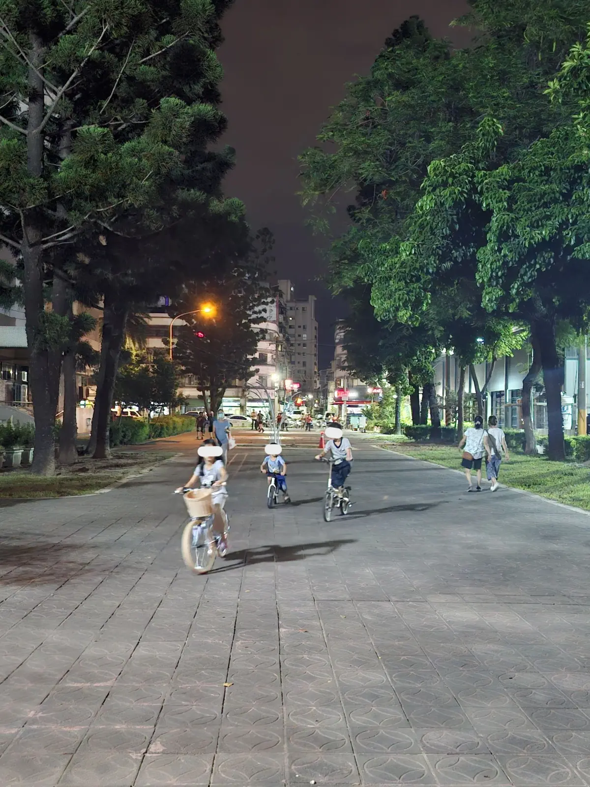 ▲大里區內新人行廣場，拆除靠近兒福館的三座花圃，獲得好評(圖／張芬郁提供2025.8.26)