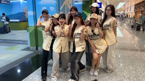 ▲筠熹（左3）自信表示：「要劈腿、要表演什麼都沒問題！」（圖／樂天桃猿提供）